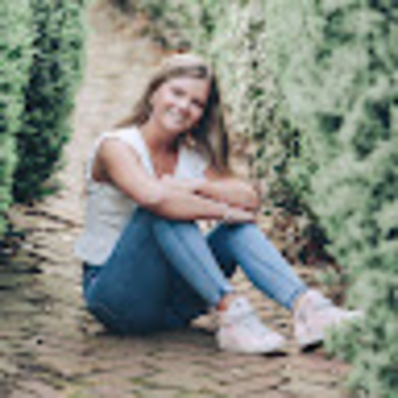 Profile Picture of Lauren Crumbaugh (@lcrumbau) on Poshmark