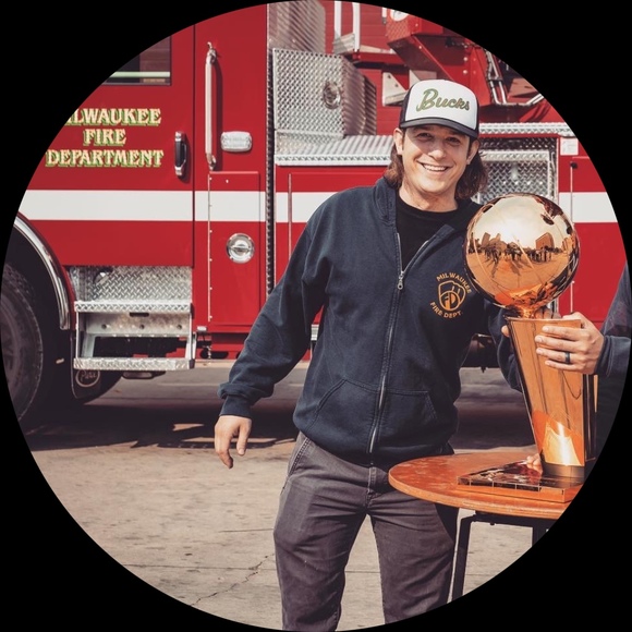 Profile Picture of Joel Kramschuster (@jdkrams) on Poshmark