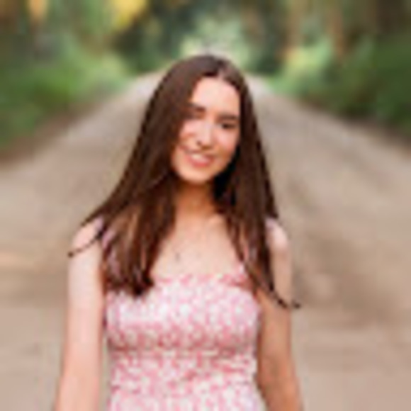 Profile Picture of Anna Bitonti (@annabitonti) on Poshmark