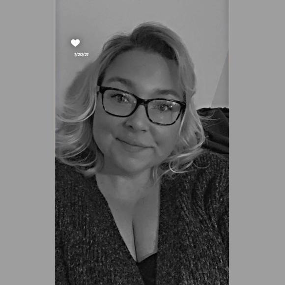 Profile Picture of Joanne Kelley (@joanne_kelley) on Poshmark
