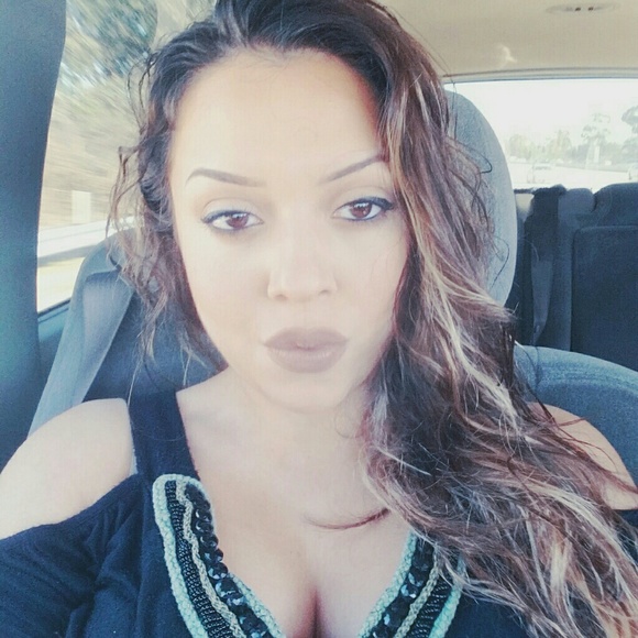 Profile Picture of Natalie Deleon (@natnatd) on Poshmark