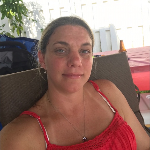 Profile Picture of Julie Espinales (@jespinaled) on Poshmark