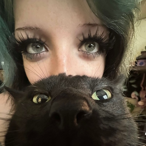 Profile Picture of Amber Mauff (@ambermoth41) on Poshmark