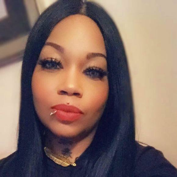 Profile Picture of Robin Robinson (@robincr82) on Poshmark