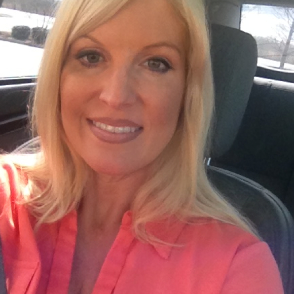 Profile Picture of Kimberly Mier (@kmier) on Poshmark