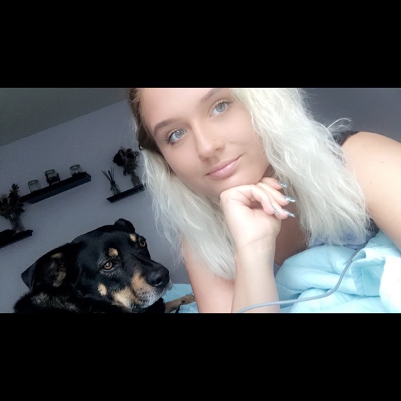 Profile Picture of Abby Potts (@abbyblu) on Poshmark