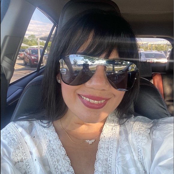 Profile Picture of Wanda Matos (@chicwandawoman) on Poshmark