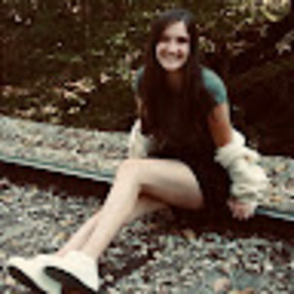 Profile Picture of Julia Bean (@mandclb) on Poshmark