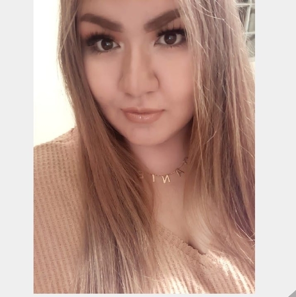 Profile Picture of Daniela Arzaga (@danielaarzaga) on Poshmark