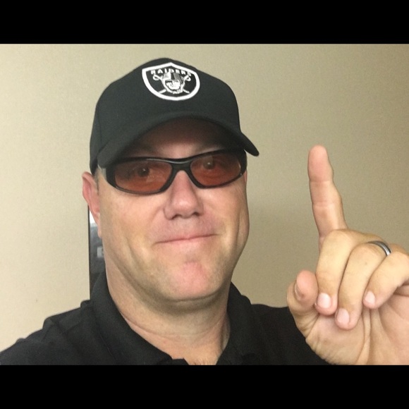 Profile Picture of Jeff Beal (@bellabeal) on Poshmark