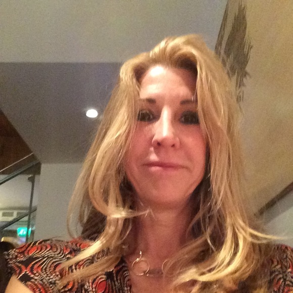 Profile Picture of Laura Decker (@lauradecker2) on Poshmark
