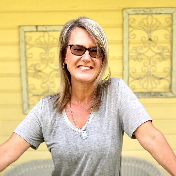 Profile Picture of Brenda Gawlikowski (@brendabg2020) on Poshmark