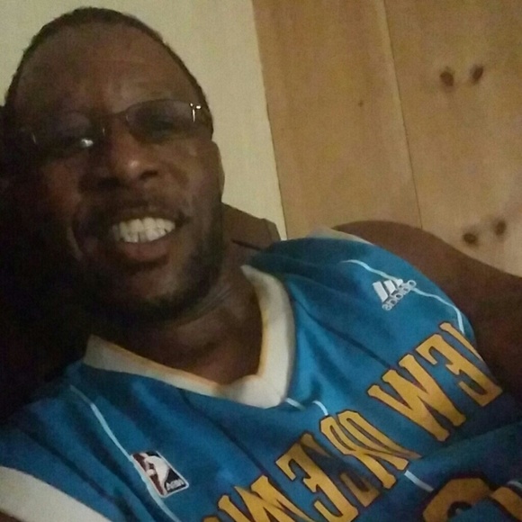 Profile Picture of Thomas Francois (@katz6278) on Poshmark