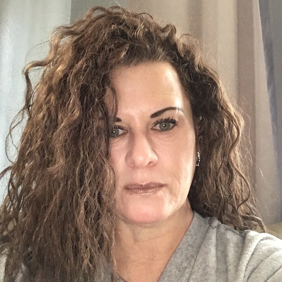 Profile Picture of Rose Schweyer (@rose_schweyer) on Poshmark