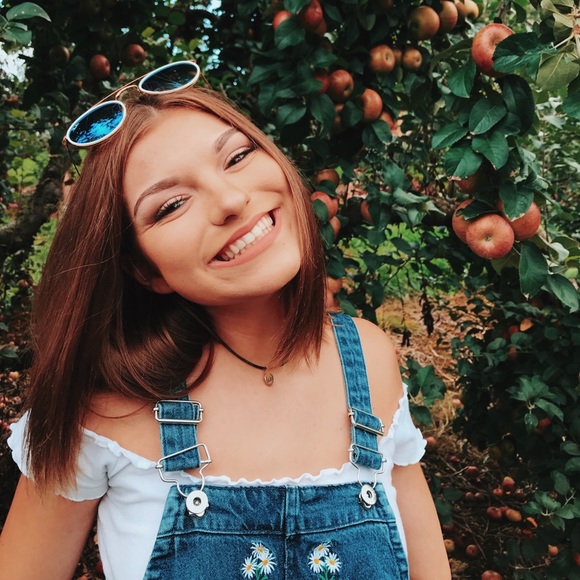 Profile Picture of Whitney Arietta (@whitneyarietta) on Poshmark