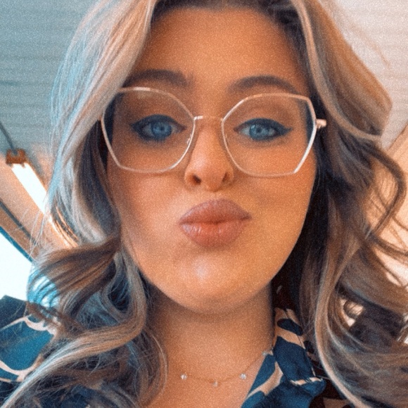 Profile Picture of Emily Oglesby (@emychey) on Poshmark
