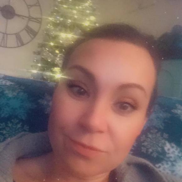 Profile Picture of Jennifer Hinds (@hindshouse) on Poshmark