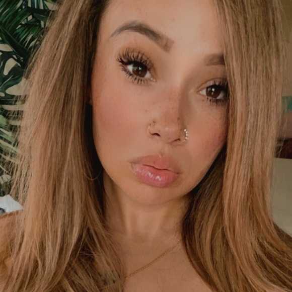 Profile Picture of Janel Bouson (@janellisette) on Poshmark