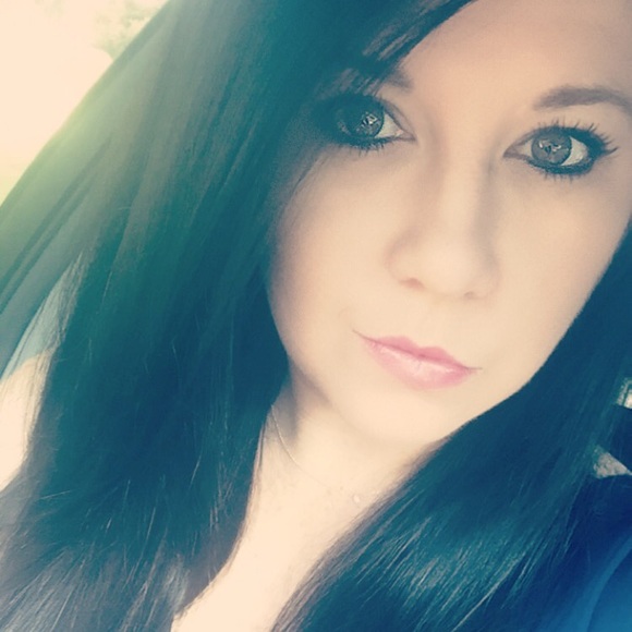 Profile Picture of Jodi James (@jodibjames) on Poshmark