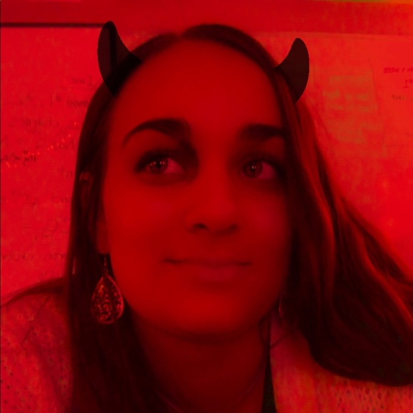 Profile Picture of Bella Debaere (@belladebaere) on Poshmark