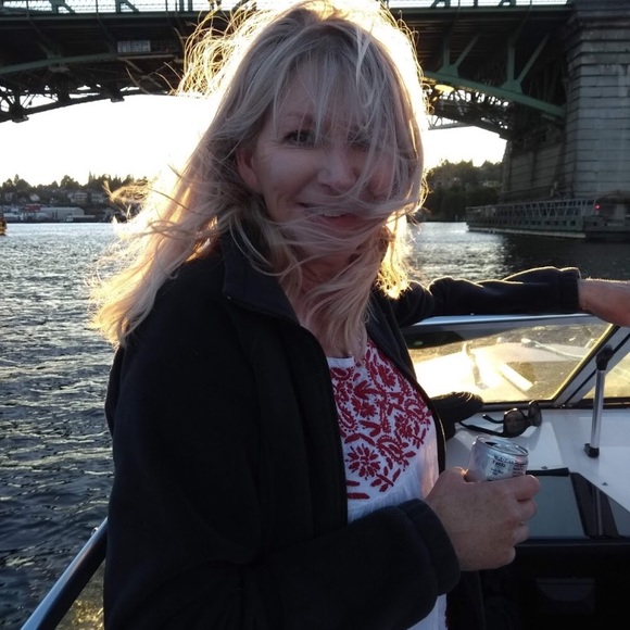 Profile Picture of Lisa Sedergren (@lsederg) on Poshmark