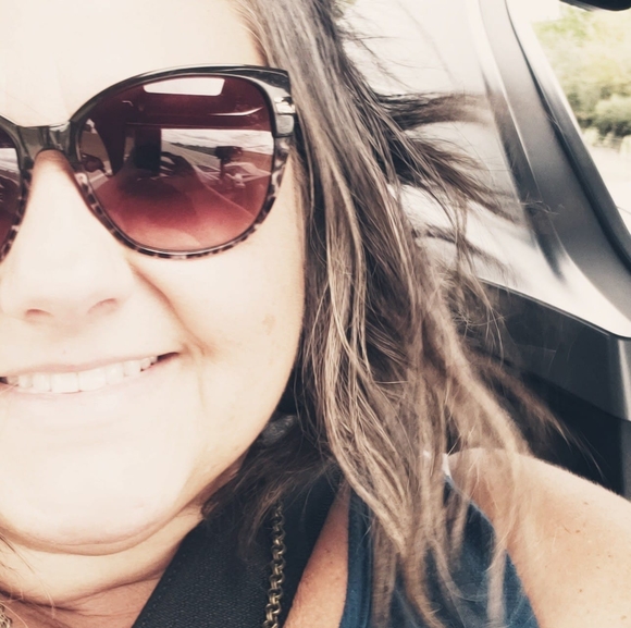 Profile Picture of Michelle Holsworth (@emho77) on Poshmark