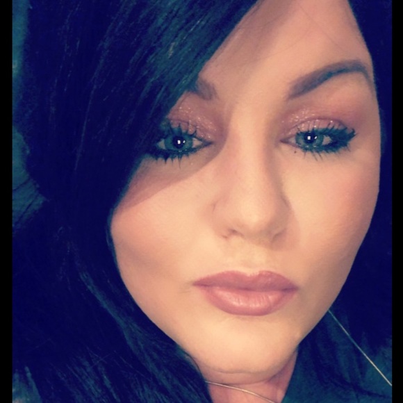 Profile Picture of Danielle Fielding (@basicbrunette) on Poshmark