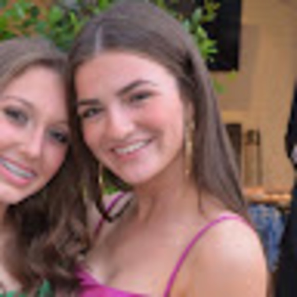 Profile Picture of Madelyn Herwig (@madelynherwig) on Poshmark