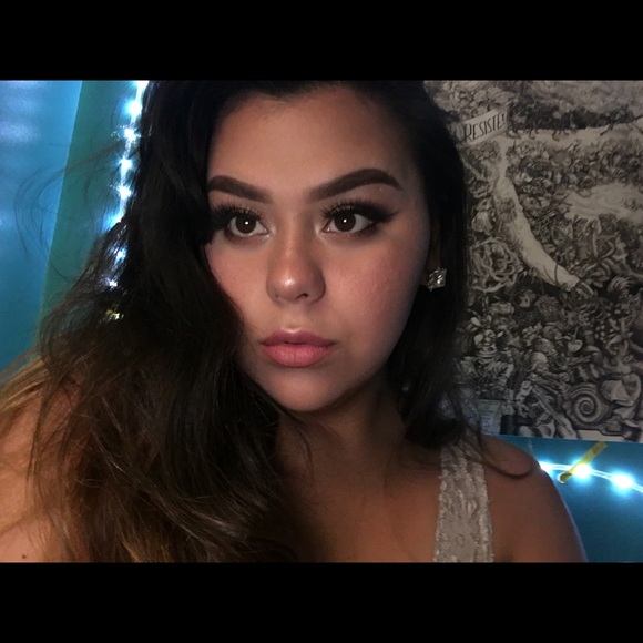 Profile Picture of Hailey Banuchie (@haileyb9614) on Poshmark