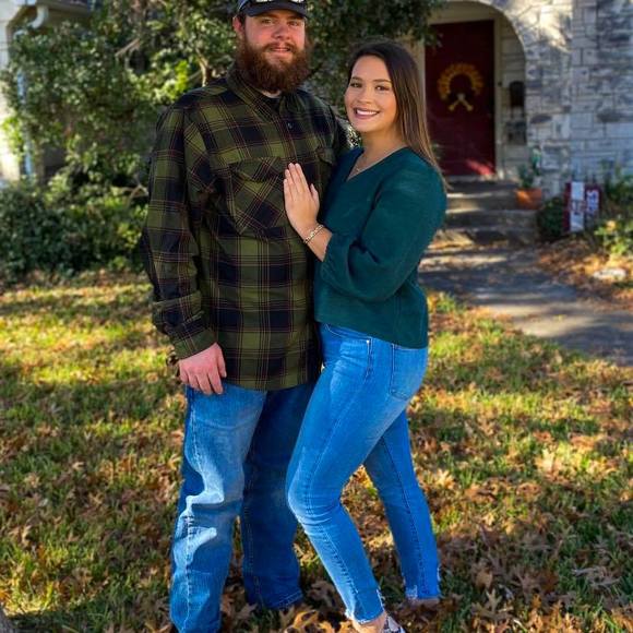 Profile Picture of Loren Vanderford (@lorenkat) on Poshmark