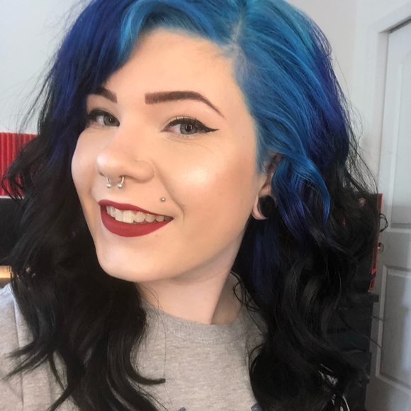 Profile Picture of Justine Gillette (@justinegillette) on Poshmark