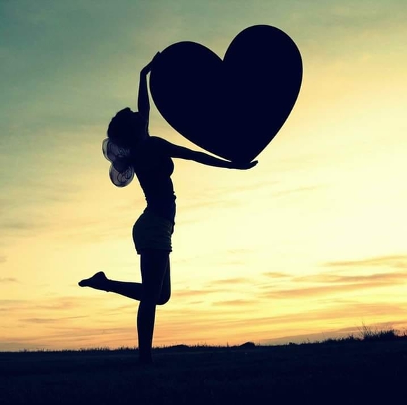 Profile Picture of Lisa Lowe (@lablues2000) on Poshmark