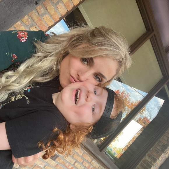 Profile Picture of Audrey Robles (@aerobe97) on Poshmark