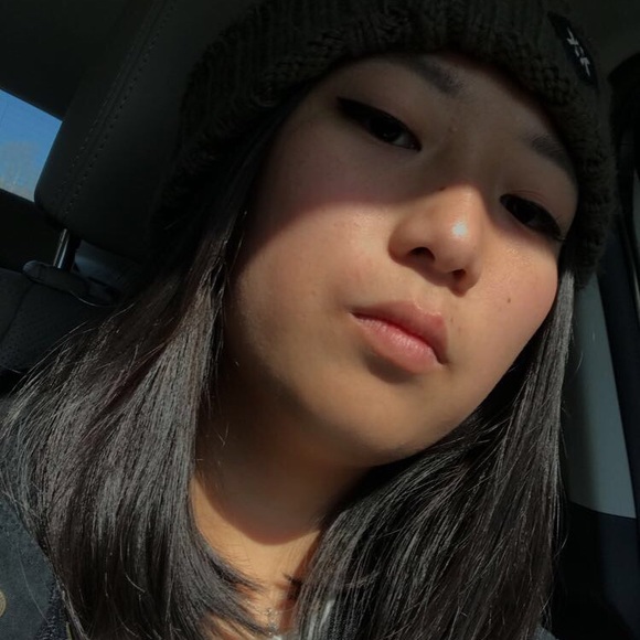 Profile Picture of Mollie Ruinsky (@mollieruinsky) on Poshmark