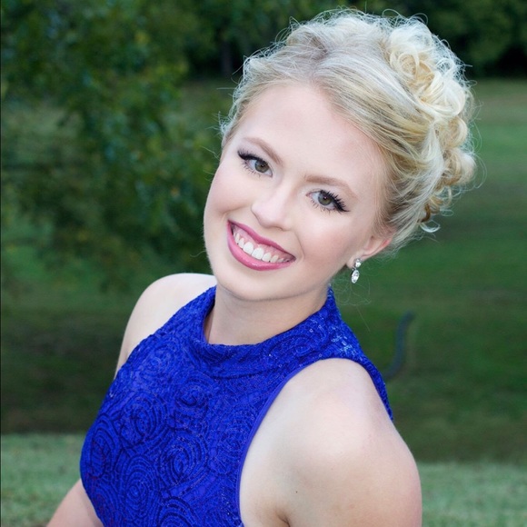 Profile Picture of Ashlea Woomer (@ashie_beth) on Poshmark