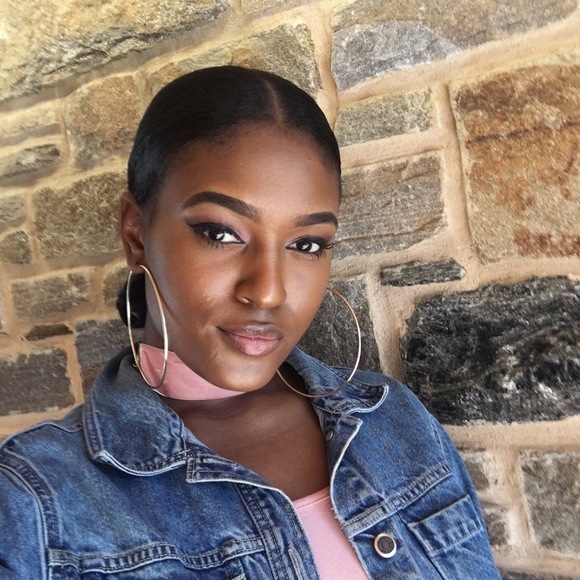 Vee Campbell - Poshmark Profile Picture of Vee Campbell (@veecamp) on Poshmark