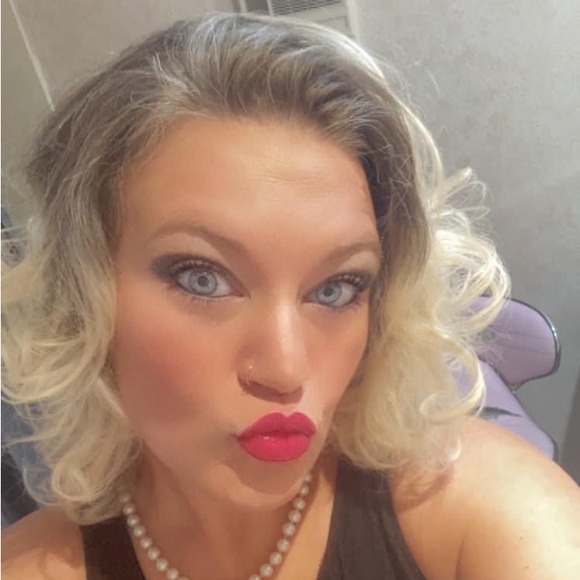 Profile Picture of Denae Wood (@denaewood42603) on Poshmark