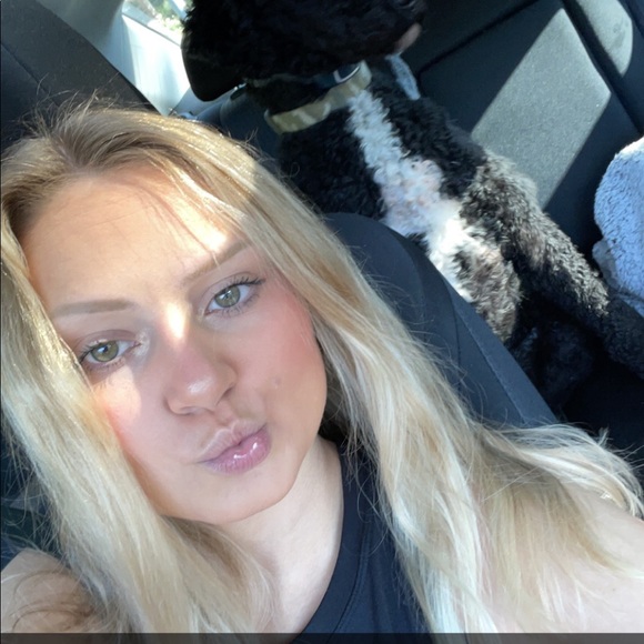 Profile Picture of Shelby Lessmann (@shelby256) on Poshmark