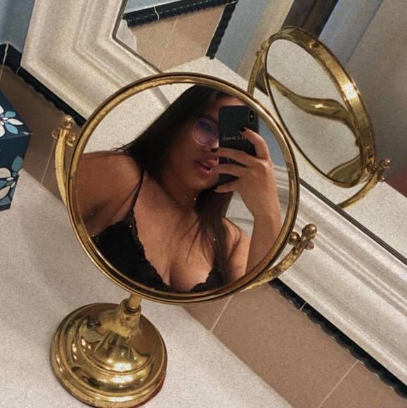 Profile Picture of Daniela Zapata (@danielazapat981) on Poshmark