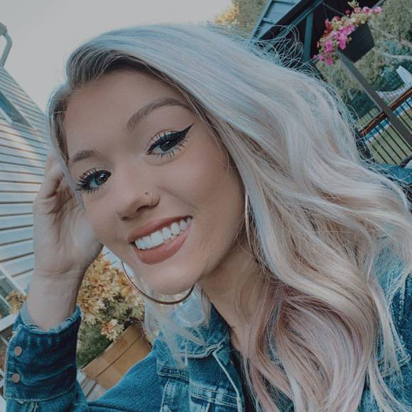 Profile Picture of Brenna Roberts (@brennarobertss) on Poshmark