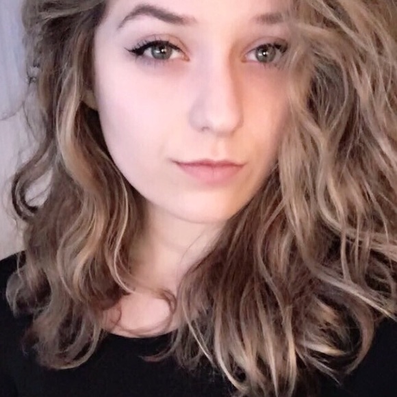 Profile Picture of Arianna Hosinski (@ahosinski16) on Poshmark