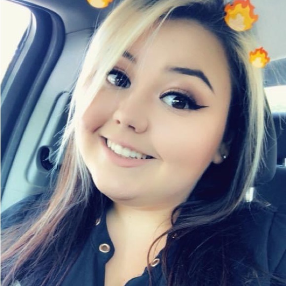Profile Picture of Nicole Sharp (@nicolesharp183) on Poshmark
