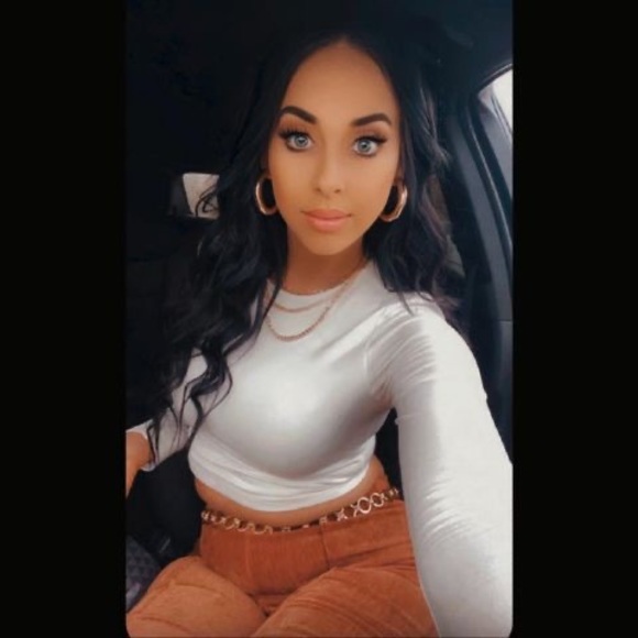 Olivia Deming - Poshmark Profile Picture of Olivia Deming (@d_olivia05) on Poshmark