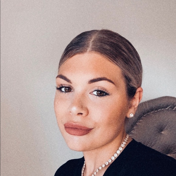 Profile Picture of Chloé Carrière (@679ccarriere) on Poshmark