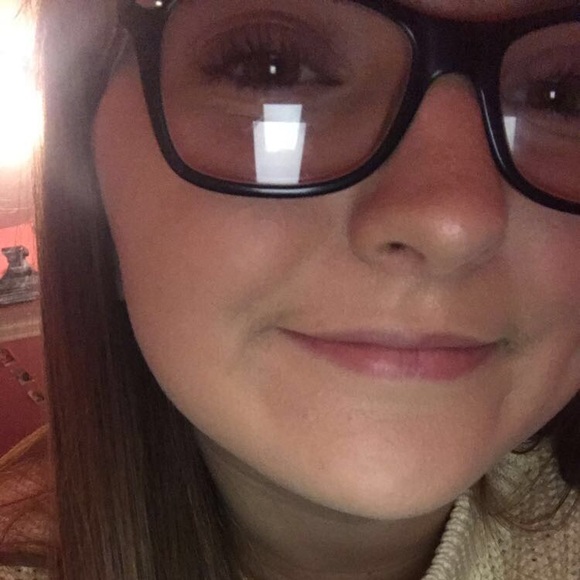 Profile Picture of Amelia Newton (@amelia_newton) on Poshmark