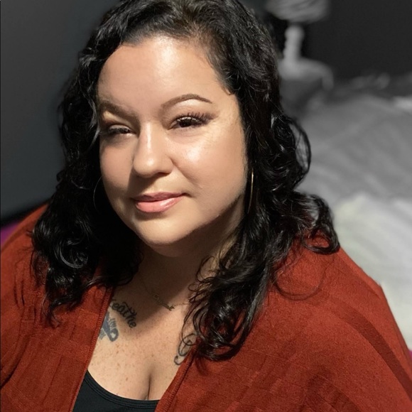 Crystal Entzian - Poshmark Profile Picture of Crystal Entzian (@crysbmore) on Poshmark