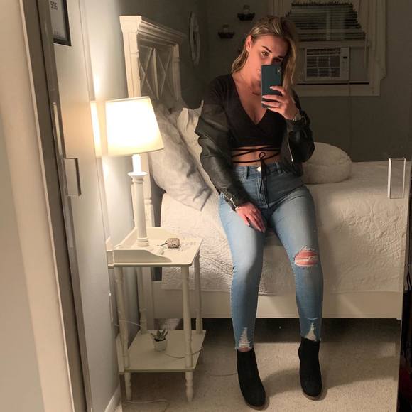 Profile Picture of Alexa Quirk (@alexaquirk) on Poshmark