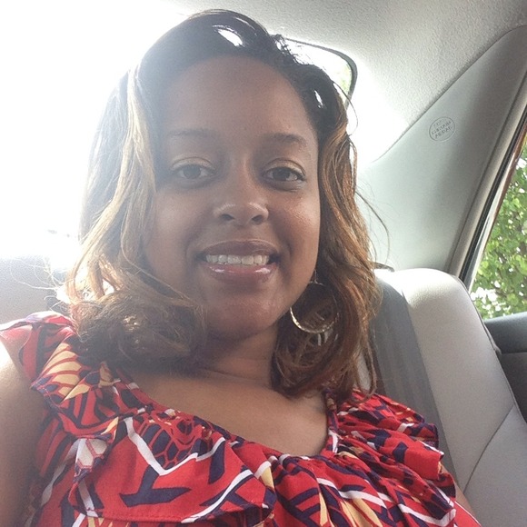 Profile Picture of Stephanie Cuthbertson (@s_nicole) on Poshmark