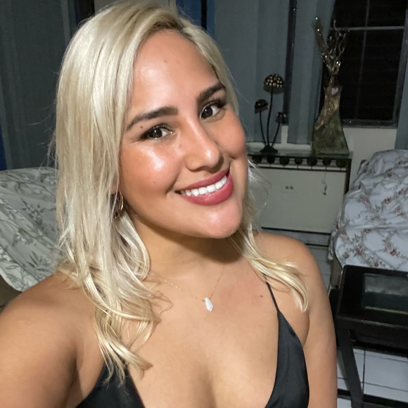 Profile Picture of Karina Centeno (@karycen) on Poshmark