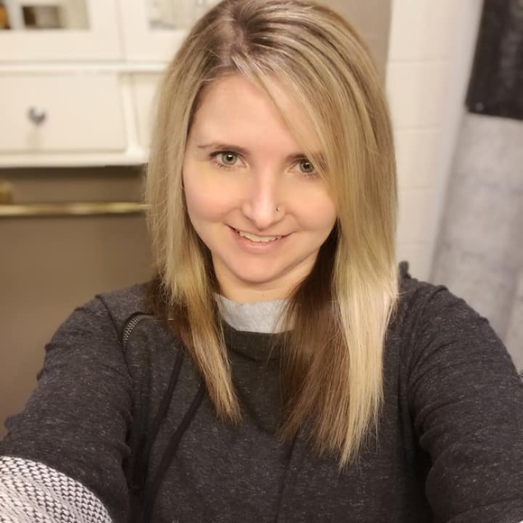Profile Picture of Ali Manemann (@alicia_manemann) on Poshmark